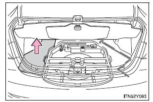 Libertar o travão de estacionamento manualmente (sedan)