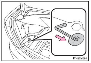 Libertar o travão de estacionamento manualmente (sedan)